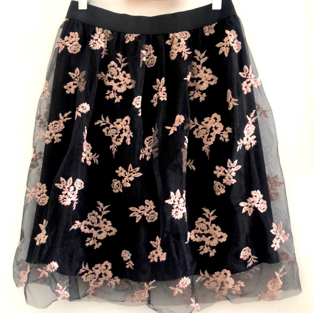 BLACK SKIRT NWOT TULLE & CREAM/ECRU COLOURED FLORAL EMBROIDERY